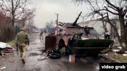Зачистка Ірпеня наприкінці березня, знищена російська бронетехніка на шляхах