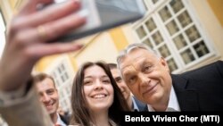 Orbán Viktor választókkal találkozik a Fidesz-KDNP kampánygyűlésén tartott beszéde elmondása előtt Székesfehérváron 2022. április 1-jén