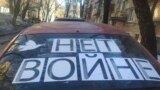 "Какие опасные преступники! Они водят хоровод". Несмотря на задержания и уголовные дела, россияне ищут новые формы антивоенного протеста
