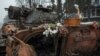 Egy kiégett páncélozott személyszállító a kijevi régióban lévő Makariv városában 2022. április 1-jén.
