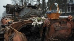 Cveće na uništenom ukrajinskom oklopnom vozilu u Makarivu, u blizini Kijeva, 1. april