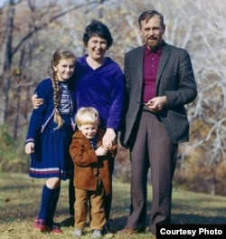 Семья Ретивовых. Слева направо: Татьяна Ретивова (дочь), Татьяна Ретивова (мать) и два Алексея Ретивова – отец и сын. Вашингтон, 1964 год