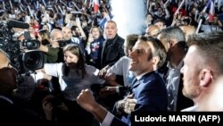 Francuski predsednik Emanuel Makron ide kroz publiku do bine na stadionskom predizbornom skupu, Pariz, 2. april 2022.