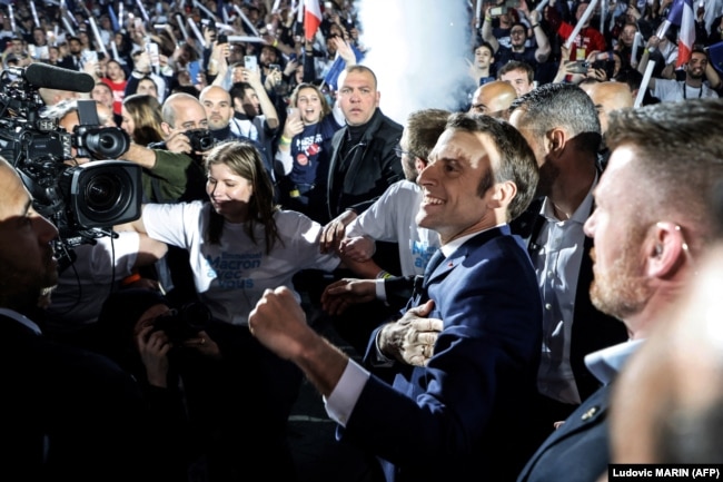 Presidenti i Francës, Emmanuel Macron gjatë tubimit të parë zgjedhor në Paris më 2 prill 2022.