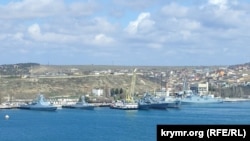 Российские корабли в Севастопольской бухте, фрегат проекта 11356Р, предположительно «Адмирал Эссен» – крайний справа, 4 апреля 2022 года