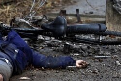 Cadavrul unei femei a rămas pe străzile din Bucea, 2 aprilie 2022.