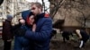Serhii Lahovskyi, 26 vjeç, përqafon Ludmyla Verginska, 51 vjeçe, teksa ata vajtojnë për mikun e tyre, Ihor Lytvynenko, i cili raportohet se është vrarë në Buça. Vrasjet e raportuara të civilëve në këtë qytet, presidenti ukrainas ka kërkuar që të njihen si gjenocid. 