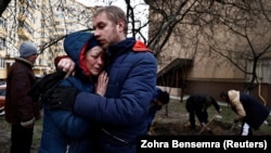 Serhii Lahovskyi, 26 vjeç, përqafon Ludmyla Verginska, 51 vjeçe, teksa ata vajtojnë për mikun e tyre, Ihor Lytvynenko, i cili raportohet se është vrarë në Buça. Vrasjet e raportuara të civilëve në këtë qytet, presidenti ukrainas ka kërkuar që të njihen si gjenocid. 