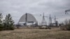 Vedere a sarcofagului adițional care acoperă reactorul explodat de la centrala nucleară de la Cernobîl, 5 aprilie 2022.