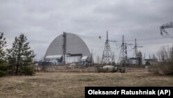 Vedere a sarcofagului adițional care acoperă reactorul explodat de la centrala nucleară de la Cernobîl, 5 aprilie 2022.