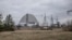 Vedere a sarcofagului adițional care acoperă reactorul explodat de la centrala nucleară de la Cernobîl, 5 aprilie 2022.