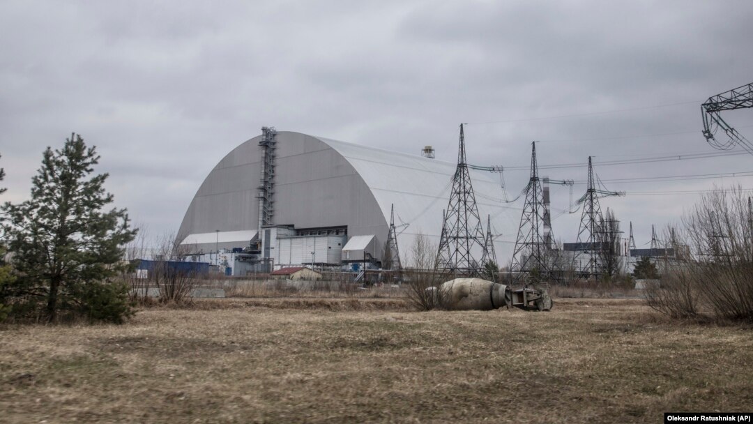 Structura care acoperă sarcofagul menit să protejeze reactorul care a explodat la Cernobîl în 1986. Imagine din 5 aprilie 2022, după plecarea forțelor militare ale Rusiei, care au ocupat centrala nucleară timp de o lună.