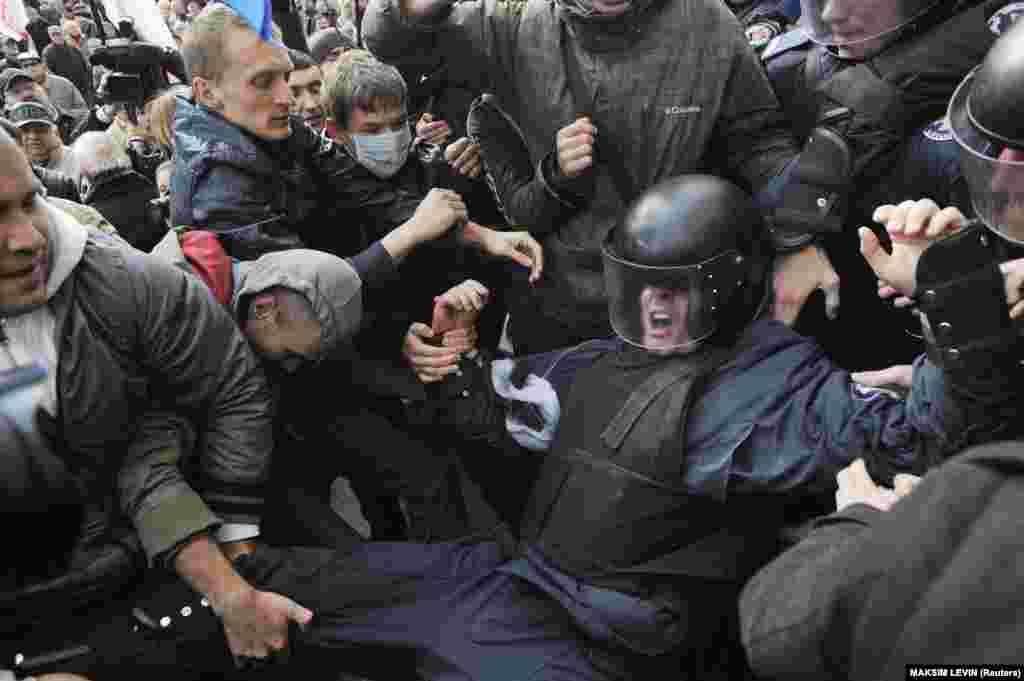 Activists of Ukrainian opposition parties clash with riot police on October 2, 2013, as they attempted to get into the Kyiv mayor&#39;s office during a rally protesting the postponement of a mayoral election.