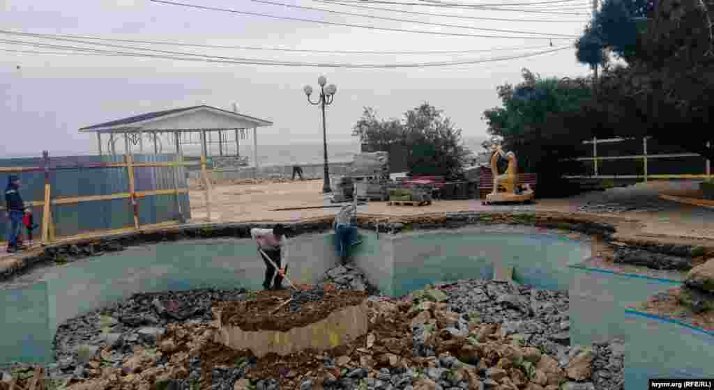 Рабочие взялись за реставрацию знаменитого фонтана &laquo;Рыбак&raquo;.&nbsp;Алушта, 29 марта 2022 года