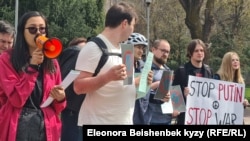 Бишкек. Украинага каршы согушка каршы чыккан активисттер. 2022-жыл. 