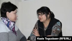 Редактор сайта Nakanune.kz Гузяль Байдалинова (справа) и ее адвокат Инесса Кисилева. Алматы, 26 декабря 2015 года. 