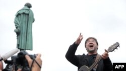 Юрий Шевчук на митинге в защиту Химкинского леса на Пушкинской площади