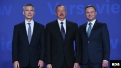 Polşa - Polşa prezidenti Andrzej Duda (sağda) və NATO-nun baş katibi Jens Stoltenberg (solda) Azərbaycan prezidenti İlham Əliyevlə. 8 iyul, 2016