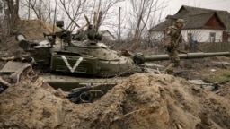 Брошенный российский танк в Андреевке под Киевом