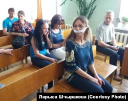 Gazetarja Larysa Shchyrakova gjatë një paraqitjeje para një gjykate më 2018. Ajo vendosi të mbyllte gojën "për të treguar se policia dhe gjykatat duan të heshtin gazetarët e pavarur përmes ngacmimeve dhe gjobave".