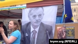 Полотно с изображением Джемилева на Майдане в поддержку Украины в Праге