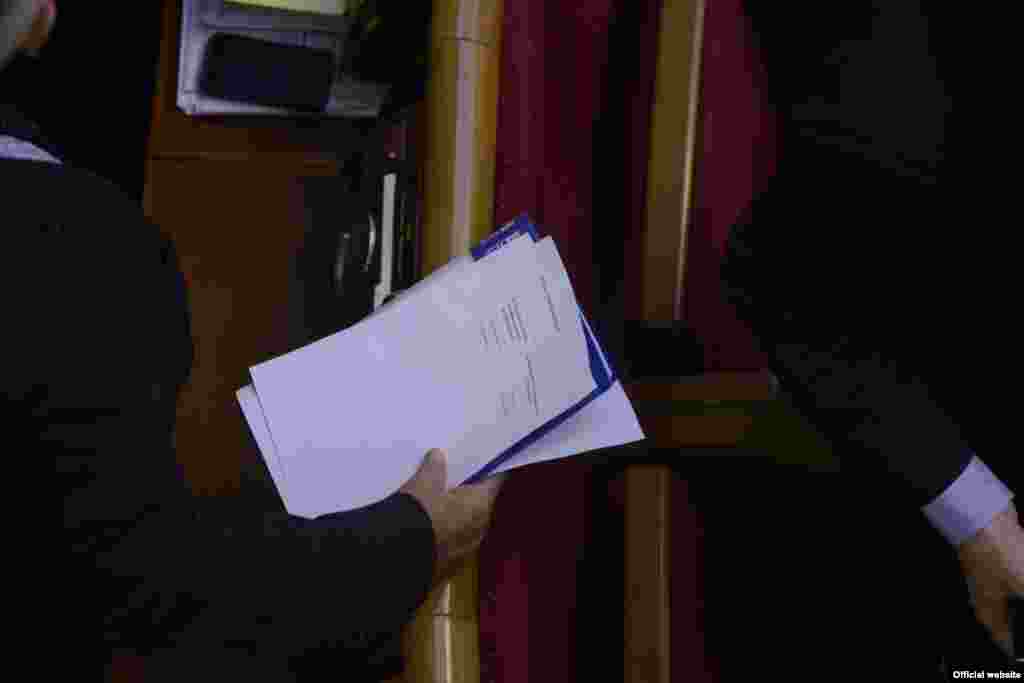 Депутати від Партії регіонів мають намір голосувати за тих колег, які відсутні в сесійній залі. Про це свідчить документ, який LB.ua зафіксувала у Верховній Раді. Фото: 10 січня 2013 року.