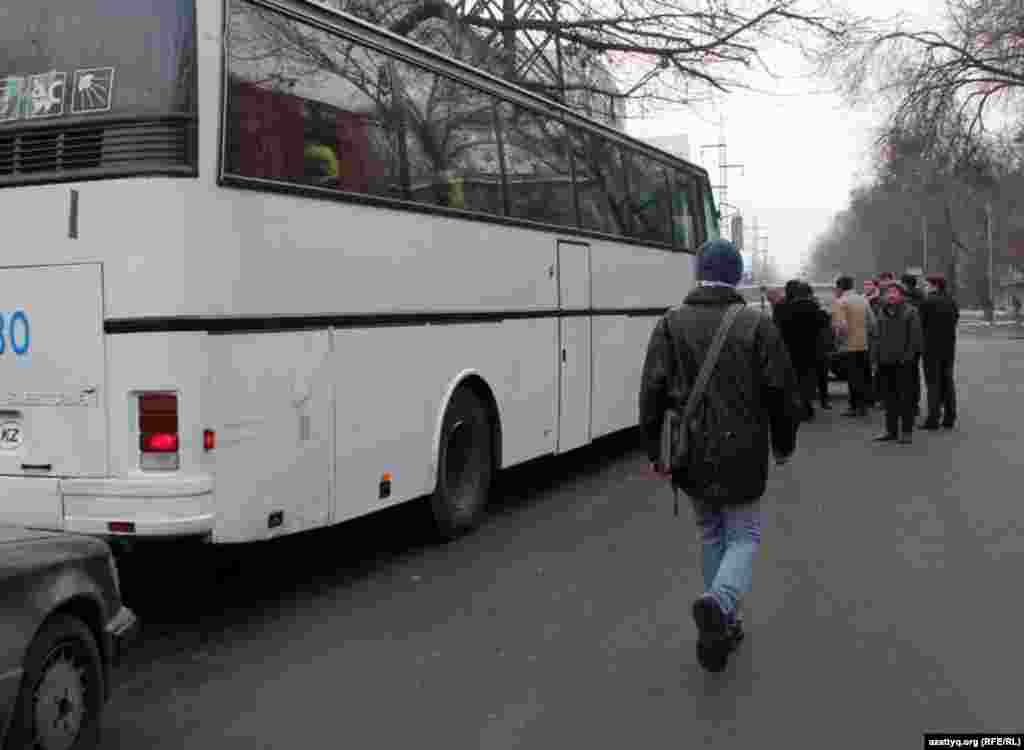 Автобус с людьми, которым за их голоса по словам ОСДП &quot;Азат&quot; заплатила партия &quot;Нур Отан&quot;. Алматы.