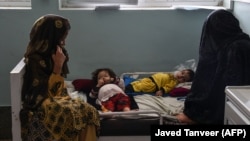 تصویر آرشیف: اطفال داخل بستر در یکی از شفاخانه های افغانستان 