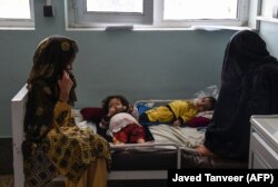 کودکان مبتلا به سوء‌تغذی در یک مرکز صحی در افغانستان