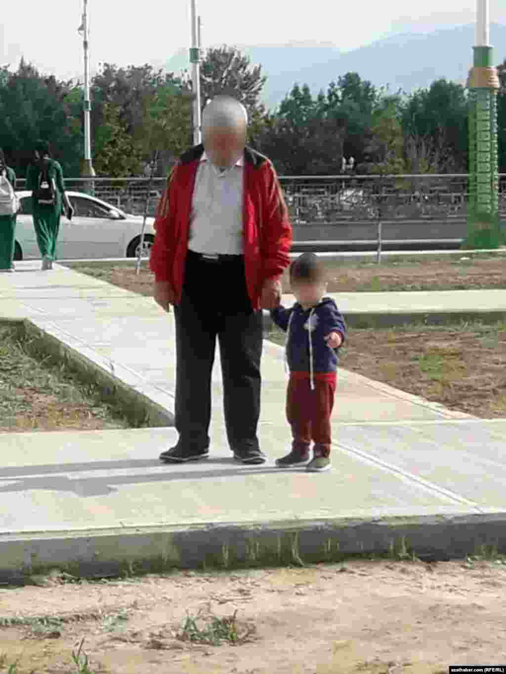 Agtygy bilen gezelenje çykan ata onuň soraglaryna jogap berip ýetişmeýär. Aşgabat, aprel, 2020. 