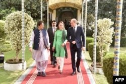 Pakistani Prime Minister Imran Khan (left) with Britain's Catherine, duchess of Cambridge, and Prince William, duke of Cambridge, in Islamabad on October 15.