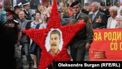 Члены КПРФ несут фото Сталина, Севастополь, 9 мая 2018 года