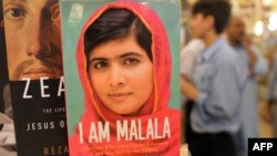Pakistan -- Malala Yousafzaiın kitabı İslamabad-dakı kitab dükanında, 8 oktyabr 2013.