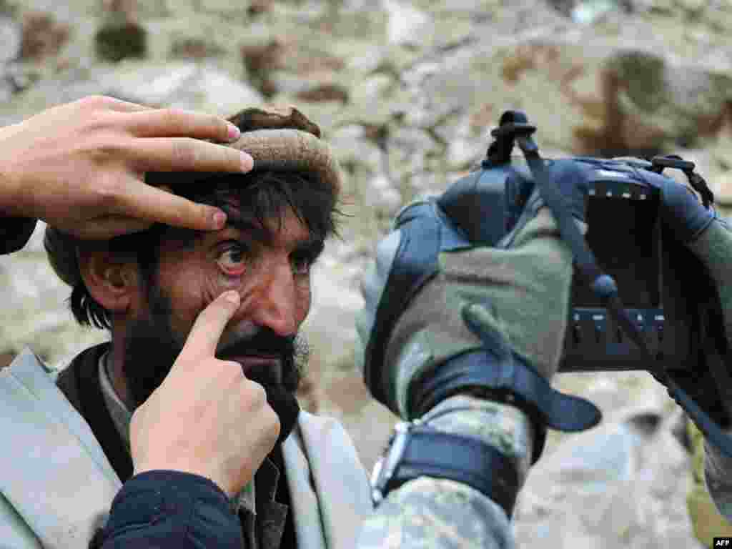 Аўганістан: амэрыканскія вайскоўцы робяць здымкі сятчаткі вока ў аўганскіх жыхароў