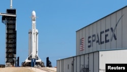 Запуск ракеты Falcon Heavy компании SpaceX с коммуникационным оборудованием на борту. Апрель 2019