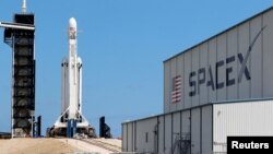 Компанія SpaceX оголосила про участь у спільному проєкті з компанією Space Adventures («Космічні пригоди»), що спеціалізується на космічному туризмі. 
