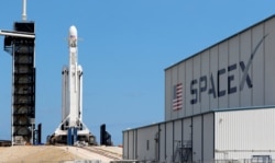 SpaceX потребує не тільки людей, які будуватимуть ракети