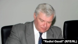 Юрий Попов, сафири Русия дар Тоҷикистон, ки барои машварати кӯтоҳмуддат ба Маскав рафта буд...