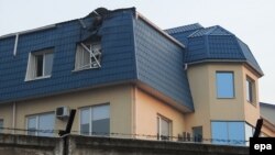 Луцк қаласындағы Польшаның бас консулдығы мен оның шабуылдан бүлінген шатыры. Украина, 29 наурыз 2017 жыл.