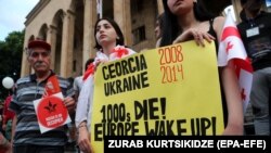 Protestatari în faţa Parlamentului georgian. Tbilisi, 27 iunie 2019