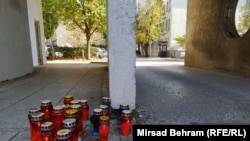 Svijeće na mjestu ubistva ispred zgrade u Mostaru, u ulici Brune Bušića