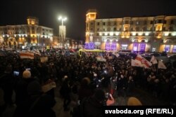 Пратэстуюць скандуюць «Ганьба» каля будынку КДБ