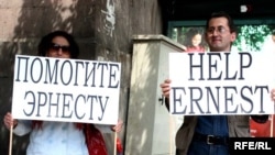 Armenia -- Supporters of jailed journalist Ernest Vardanian protest in front of the Russian Embassy, Yerevan, 11May2010