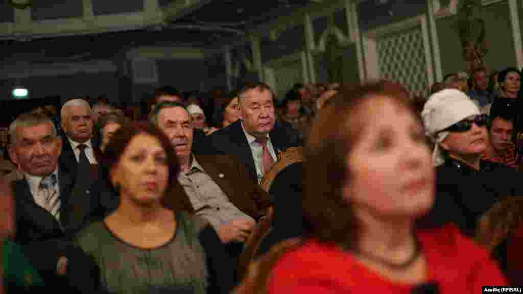 Тамашачылар арасында элекке "Вамин" ширкәте башлыгы Вәгыйз Минһаҗев, "Татарстан" радиосы җитәкчесе Тәүфикъ Сәгыйтов күренә