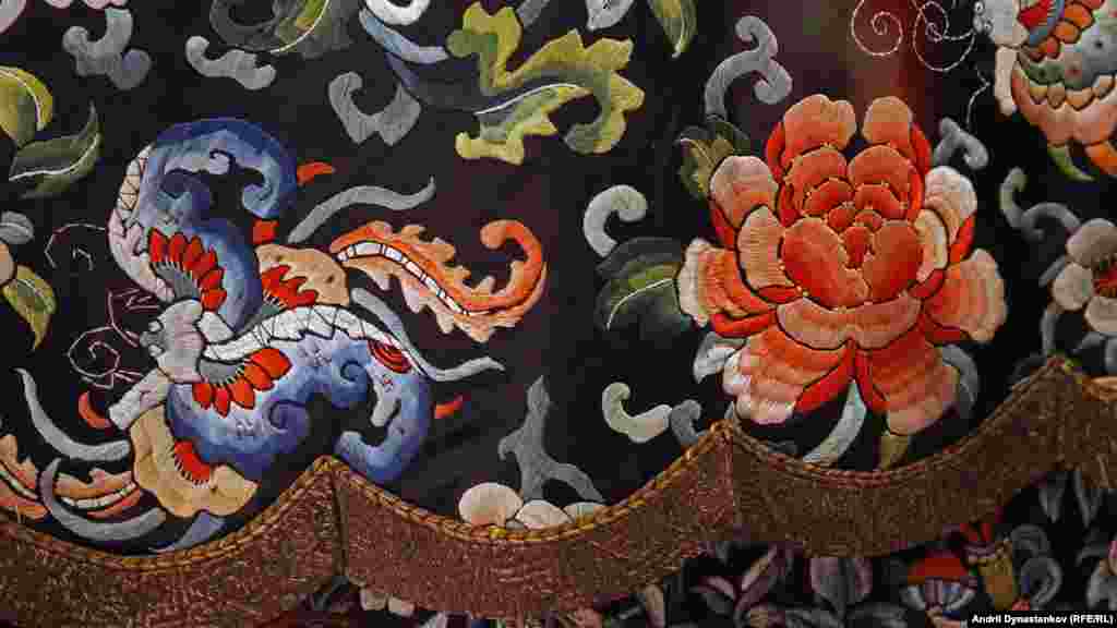Фрагмент вишитого шовкового старовинного китайського халату
