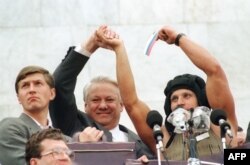 Boris Ielțîn în fața Parlamentului Rusiei la 22 august 1991