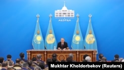 Президент Казахстана в своей резиденции зачитывает послание. Астана, 5 октября 2018 года.