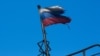 Потрепанный флаг РФ. Иллюстративное фото