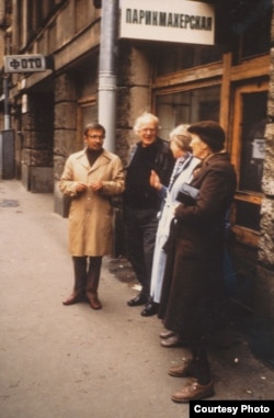 На экскурсии. В.Герасимов, Никита Толстой, Марина Лозинская, Вера Кракау, 1980-е.