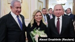 Rusiya prezidenti Vladimir Putin (sağda) fevralın 27-də İsrailin baş naziri Benjamin Netanyahu və onun xanımı Sara Netanyahu ilə görüşüb